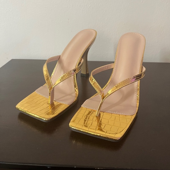 Gold heels - Picture 1 of 6